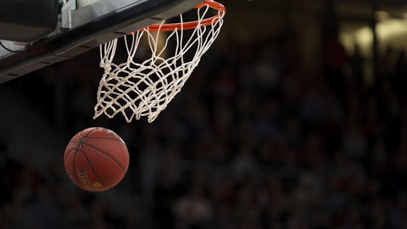 NBA季后赛篮球比赛精彩集锦画面，球员扣篮瞬间特写