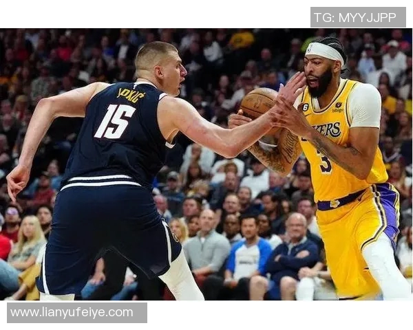 小牛队与湖人激战正酣NBA赛季精彩对决引发球迷热议